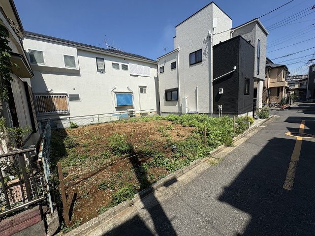 敷地面積約82？の整形地。間口の広さと南東側接道により、採光とプラン性に優れた区画です。