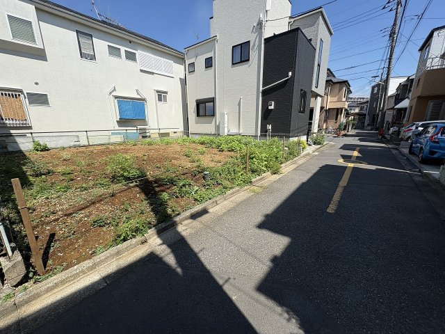 敷地面積約82？の整形地。間口の広さと南東側接道により、採光とプラン性に優れた区画です。