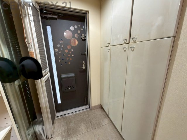 大きな玄関収納付きの玄関です　家族皆様の履物をしっかり収納できます　