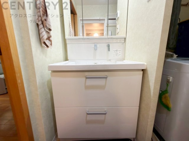 化粧品や洗顔料、歯ブラシなどの必需品をまとめて置ける収納スペースがあり、使用するたびに取り出す手間が省けます。また、水回りのため、濡れても大丈夫な素材が使用されており、お手入れが簡単です。
