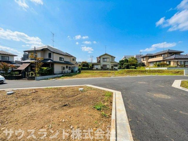 道路との段差が少ないため、敷地への出入りがとてもスムーズに行えます。重い荷物を持ったお買い物帰りや、雨の日の移動も負担になりません。毎日の生活動線がしっかりと考慮された、人に優しい分譲地です。　　　