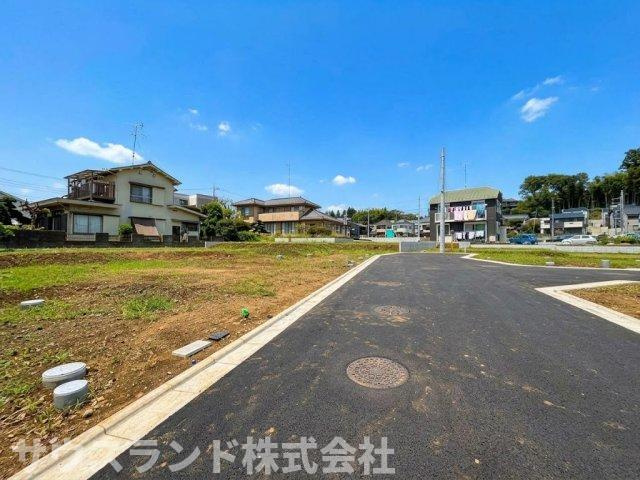 上下水道などのインフラ設備がしっかりと整備された、綺麗な街並みが魅力の分譲地です。新しく整備された環境のため、同世代のご家族が集まりやすく、防犯面でもお互いに見守りあえる安心感があります。　　　