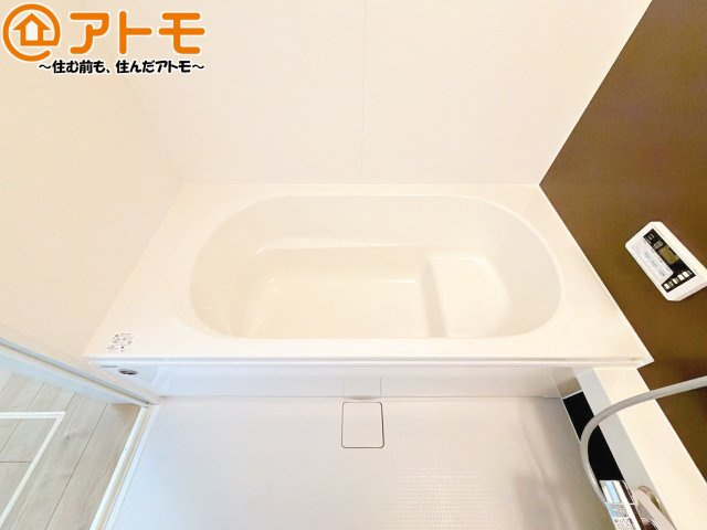 お子様やお年寄りが使いやすいだけでなく、半身浴にも便利なベンチタイプの湯舟です。お湯の節約にも！