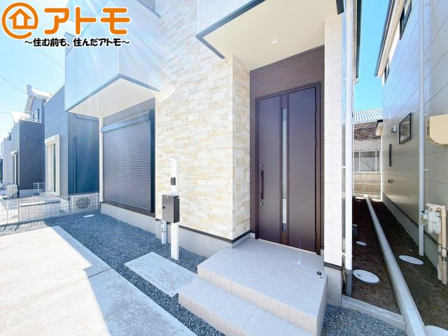 落ち着いた色合いの玄関はダブルロックで防犯性に優れた仕様になっています♪