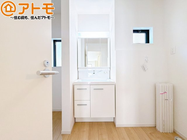 壁付け水栓の洗面台は水垢がたまりにくく、お掃除がしやすいですね♪