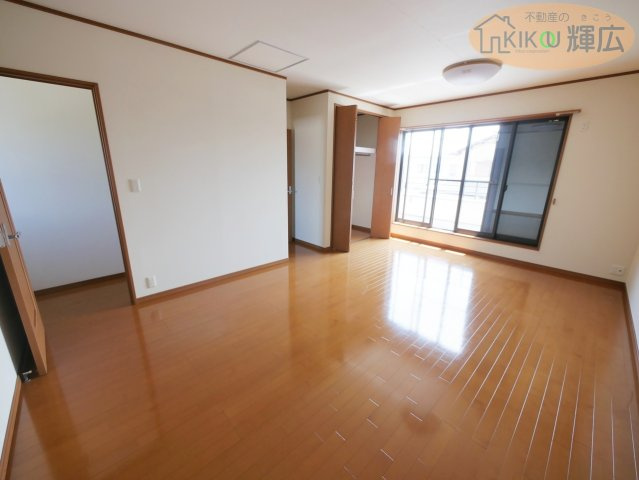 壁造作により2部屋に分けれます。