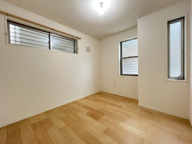 窓の多い明るい洋室です
