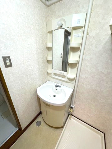 洗面台には三面鏡を採用。身だしなみを整えやすい事はもちろんですが、鏡の後ろに収納スペースを設ける事により、散らかりやすい洗面スペースをすっきりさせる事が出来るのも嬉しいですね。