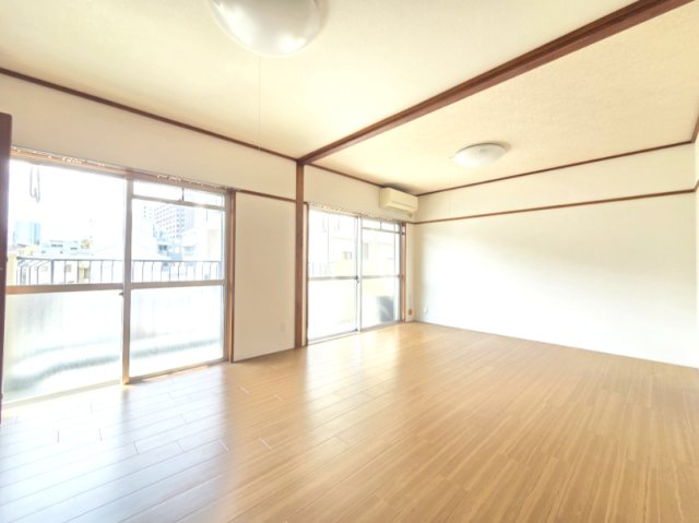明るい約12帖洋室です♪