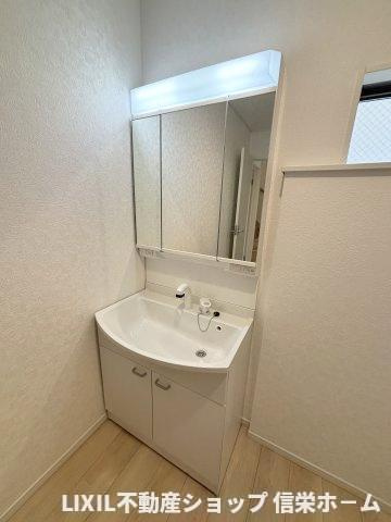 独立洗面台。鏡の裏は収納になっています
