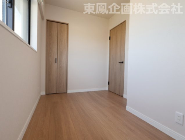 落ち着いた色調の洋室です