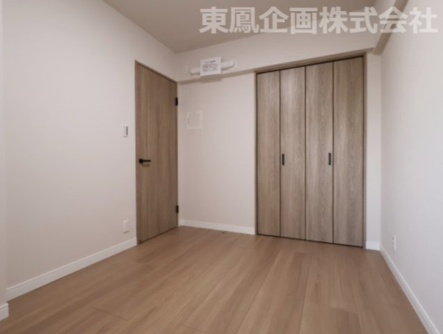 落ち着いた色調の洋室です