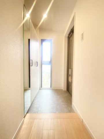 鏡があることで空間も広く見えるのがいいですね。窓があるので玄関が明るいです♪大容量サイズの下駄箱が◎