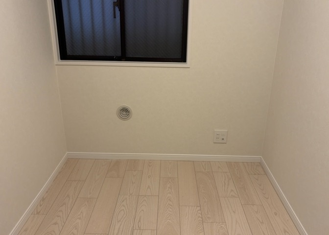洋室のメリットは重い家具が置きやすく、身の回りが整理しやすいことです。　床がフローリングのため畳とは異なり凹みにくいです。　クローゼットなど収納が豊富で、普段使わない旅行カバンや服の整頓も簡単にです。