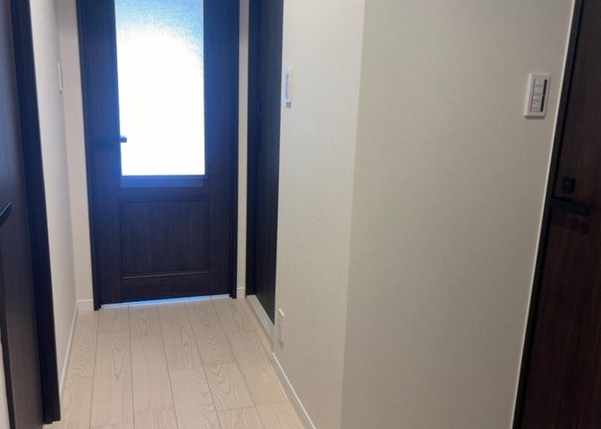 内装はとにかくおしゃれなものがいい！と選ぶ前に、まず住んだ後のことを想像してみましょう。住んでみたらコンセントの位置が悪くて使いにくいなど出てきます。事前にどの家電をどこに置くか想定しておきましょう。