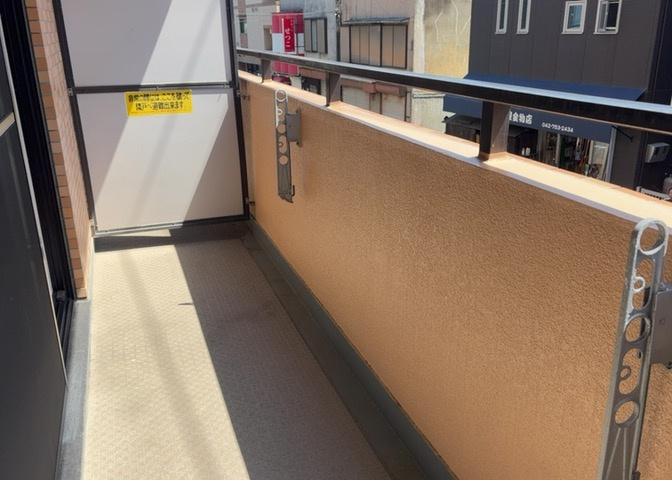 バルコニーは、室外の専用スペースのうち、「屋根がなく開放された空間」であるものを指します。ベランダより広いタイプのものが多く、日当たりもよいため家庭菜園などを楽しみたい人にとって適した環境となります。