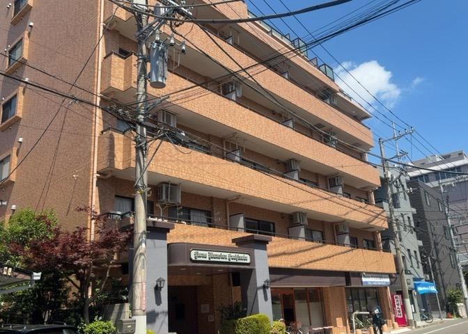 外観はマンション管理がされているかの目安になります。築年数が古いと、壁面は劣化してひび割れが生じることも！建物が古びていても細かいところが修繕されていると、きちんと管理されているなぁと感じるでしょう。