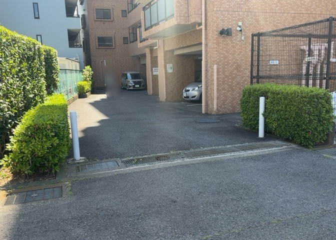 車一台あたりに必要なスペースは、標準サイズの普通自動車で横幅2m50cm、長さ5mは必要になります。ただし、乗降のことも考慮して横幅3m30cm、長さ5m50cmほどは確保できるところを選びましょう。