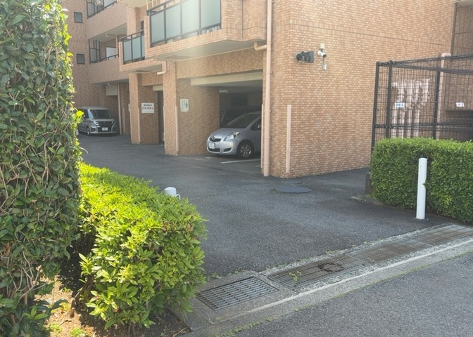 駐車場と明記されていても、最小スペースでつくられた駐車場だと大型車は駐車できなかったり、出入りしにくくなったりする可能性があります。お車のサイズと購入したい物件の駐車場のサイズを現地で確認しましょう。