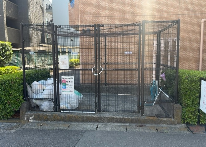 共有部分は、住民なら誰もが使える設備のこと。例えば駐車場やエレベーター、インターネット設備、セキュリティ設備などがあります。他にも、マンションの廊下・外部階段やエントランス・ゴミ置き場などがあります。