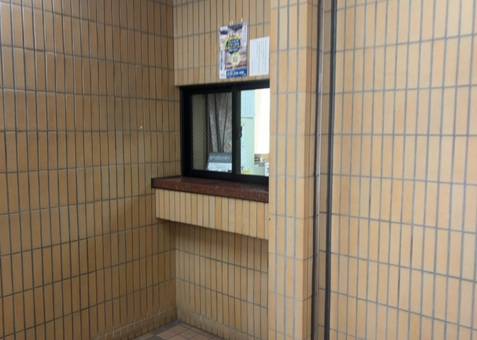 受付はマンションコンシェルジュがいる場合もあれば、管理人が滞在する小部屋を総称して呼ぶことがあります。主にエントランスに設置されていることから、防犯面でも期待ができます。防犯設備がない場合はより安心！