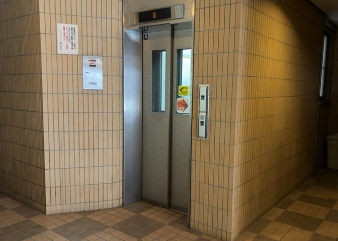 共有部分は、住民なら誰もが使える設備のこと。例えば駐車場やエレベーター、インターネット設備、セキュリティ設備などがあります。他にも、マンションの廊下・外部階段やエントランス・ゴミ置き場などがあります。