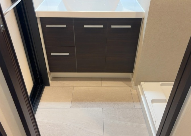 洗面脱衣所は「体を綺麗に整える場所」という目的と役割を持っています。そして便利で使い勝手のいい「体を綺麗に整える場所」にするためには、配置や動線、照明や収納計画をしっかりと検討しておく必要があります。