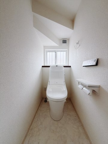 ■トイレ｜1階と2階にトイレがございます♪壁には小物を置けるスペースがあるのでトイレットペーパーのストックを置いておくのにも便利です♪写真などを飾ってもおしゃれですね♪