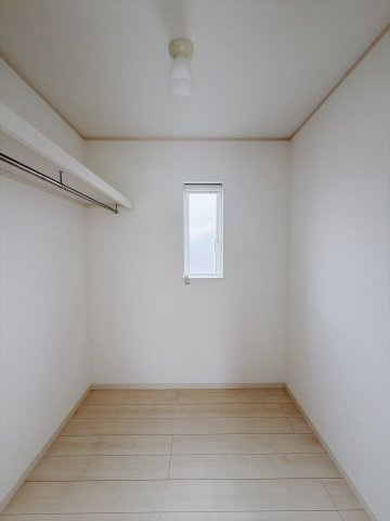 ■WIC｜お気に入りのお洋服もシワを作らずきれいに管理ができる夢のウォークインクローゼット！今お使いの収納ケースもスッポリそのまま収まる広さです♪