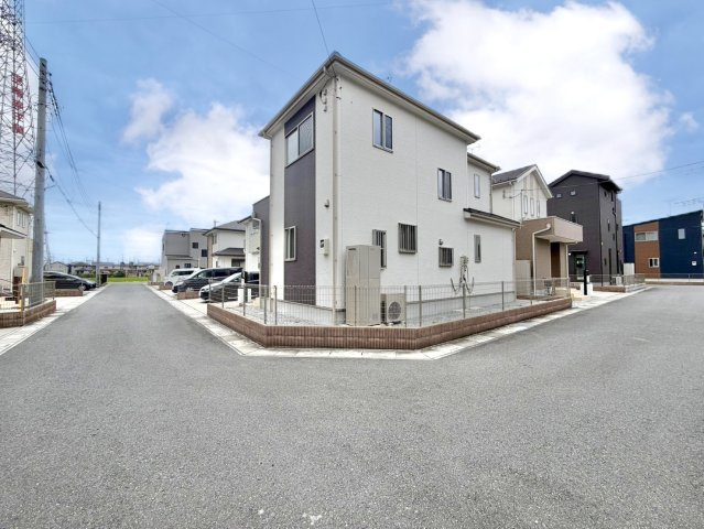 ■外観｜角地に位置しているため開放感があり、日当たりや風通しも良好で、快適な生活環境が整っています♪