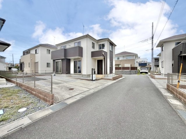 ■外観｜住宅街の中でも圧迫感が少なく、のびのびとした暮らしが叶う立地となっています♪