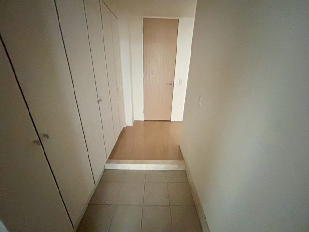 玄関は家の顔でもあり、家族以外の目にも止まる場所です。玄関は外との間を仕切る扉、靴などをしまっておく収納スペース、靴脱ぎのたたきスペース、来客とのやり取りをするドアホンなど複数のアイテムからなります。