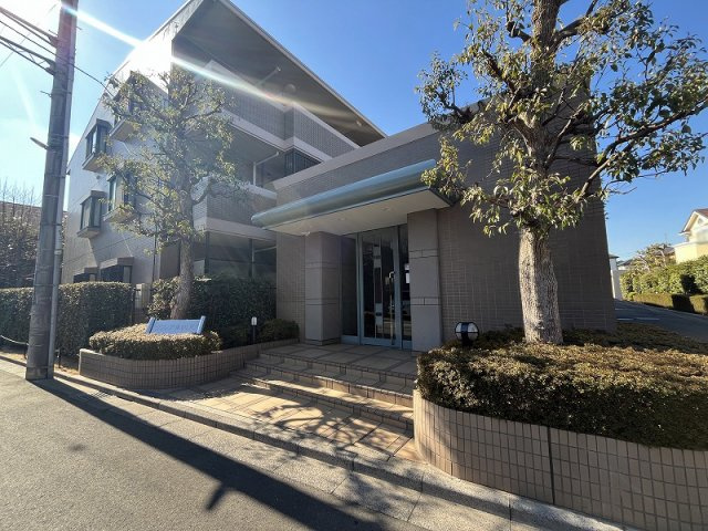 外部からの侵入を防ぎ安心感のあるオートロック付き物件。