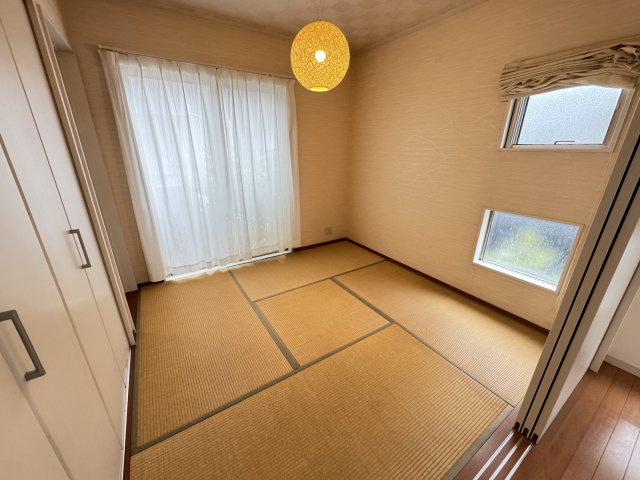 玄関からも入れる扉付き、リビング横には4.5帖の和室♪