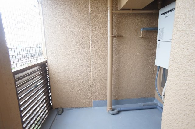 バルコニーの勝手口を開けると機械室があります。