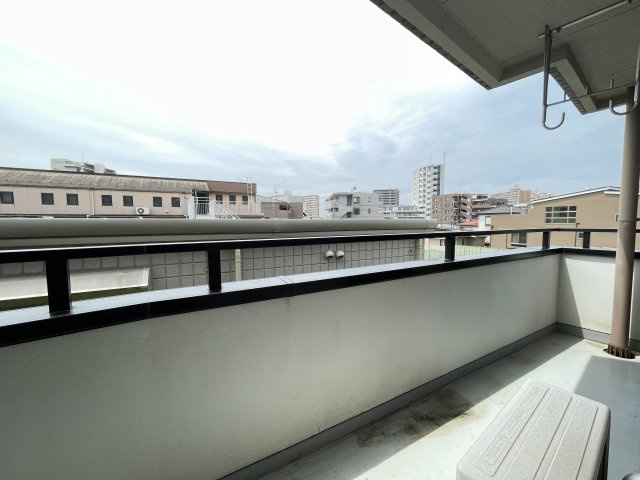 前面棟無しで南向きのバルコニーは、陽当たり・通風・眺望良好です。