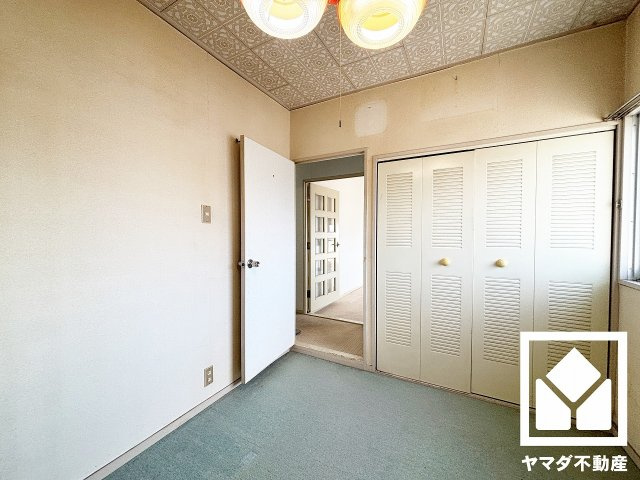 約4.5帖の洋室です。大きな物入付きのお部屋で整理整頓しやすいです。