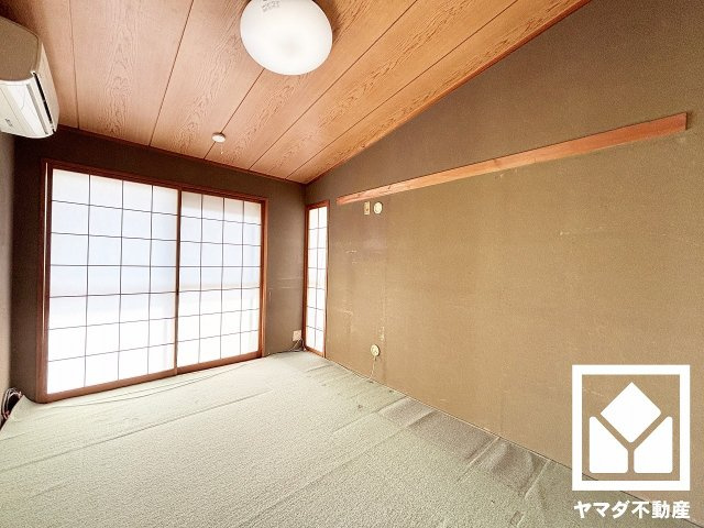 約6帖の東側和室です。全居室に窓がございます。明るい陽光がたっぷり差し込む心地よい生活空間です。