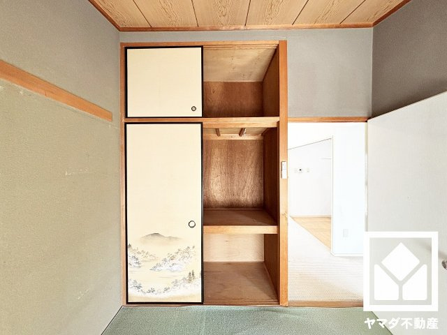 押入にはお客様用の座布団や寝具も収納可能です。