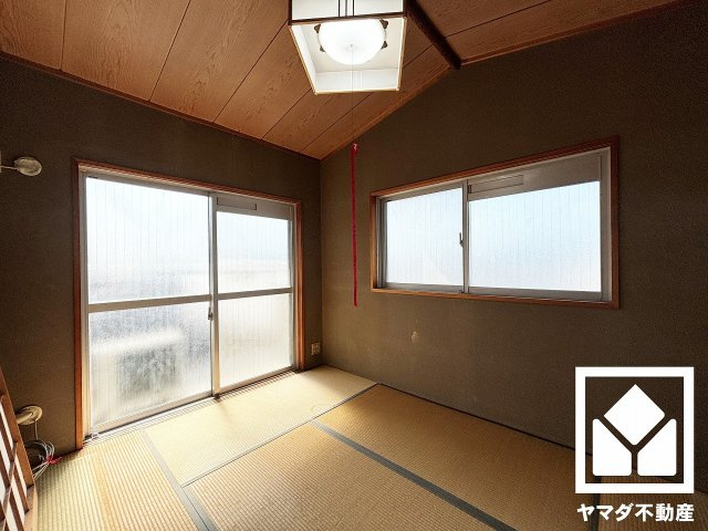 約6帖の西側和室です。3面採光の大きな窓からは明るい光が降り注ぎます。柔らかな光が差し込むお部屋で、快適で落ち着いた生活をお送りいただけます。