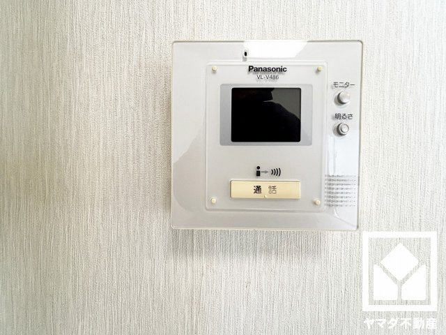 突然の来訪時でも安心なモニター付きインターホンを完備。お留守番中のお子様でも簡単に来訪者の確認ができます。