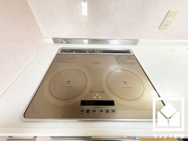 安全性と使いやすさを兼ね備えたIHクッキングヒーターで快適なキッチンライフ。お手入れもラクラクです。
