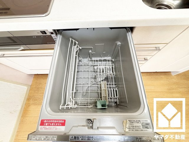 毎日の家事の負担を軽減でき、水道代の節約にもなる食器洗乾燥機付き。
