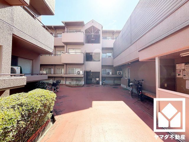 駐輪場を完備しています。広々としており、使い勝手の良い設計です（1台月額100円）。ご成約でヤマダポイントプレゼント中です。お問合せお待ちしております。