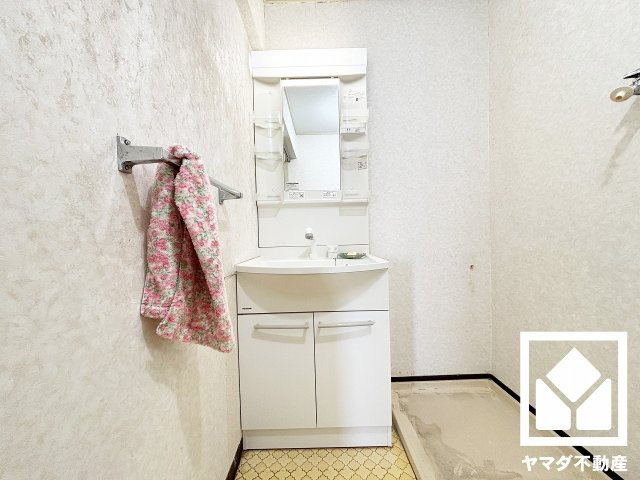 収納付きでスッキリお使い頂ける洗面台です。洗面ボウルが広めなので、忙しい朝でも身支度がしやすく時短になります。