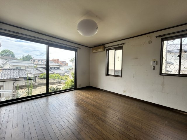 高台の豊かな陽光が注ぐ洋室！毎朝心地よく目覚められます