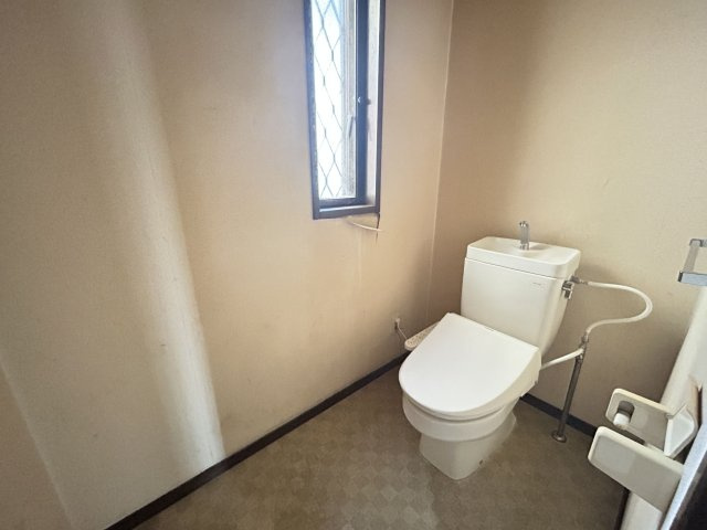 小窓付きで自然換気もバッチリ！清潔に保てるトイレ空間です