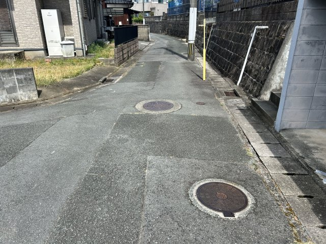 高台ならではのすっきりとした前面道路！開放感あふれる立地です