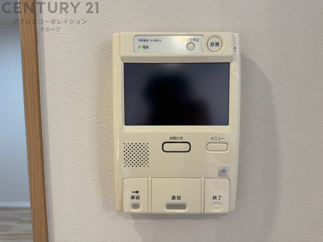 訪問者が来たときにテレビ画面で確認できるため、安心してドアを開けられます。録画機能があるものもあり、留守中に来訪者を記録しておくことができます。利便性が高く、セキュリティ面でも安心です。