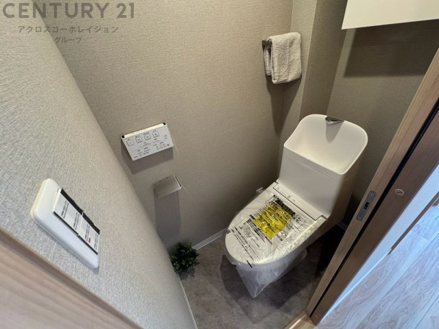 温水洗浄便座付トイレは温水洗浄機能により、暖かい水でおしりを洗浄することができ、冷たい水を使う従来の便座に比べ、温水洗浄機能で暖かいトイレを提供し、快適な使用を可能にします。